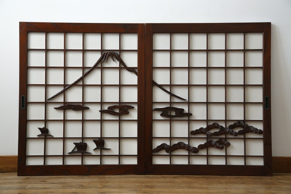 中古　美品　希少デザイン　駿河民芸　富士・松・帆船の彫刻入り障子戸の茶箪笥　(R-085779)