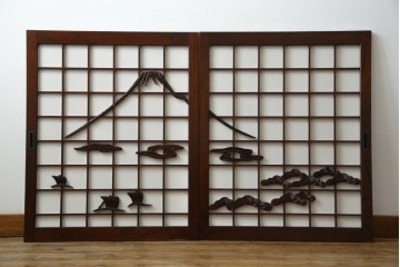 中古　美品　希少デザイン　駿河民芸　富士・松・帆船の彫刻入り障子戸の茶箪笥　(R-085779)