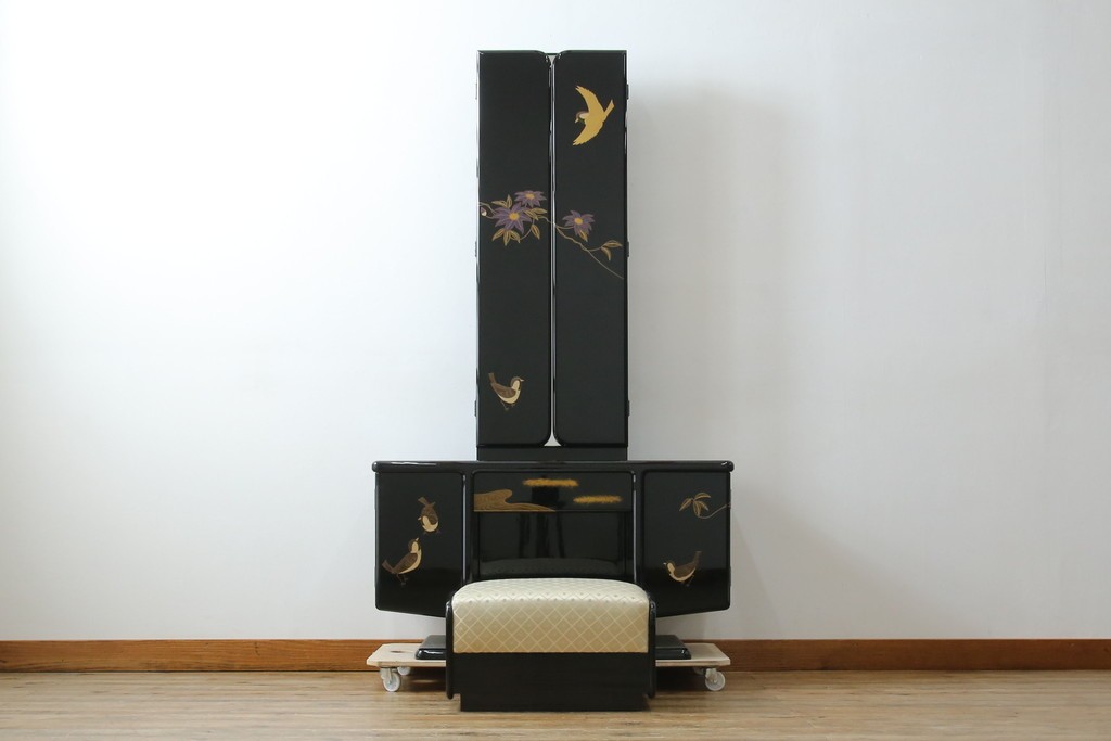 中古　美品　輪島塗り　花に雀の図が描かれた三面鏡台とスツールのセット　定価約180万円　(R-085780)