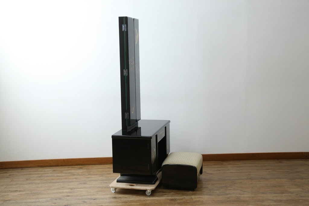 中古　美品　輪島塗り　花に雀の図が描かれた三面鏡台とスツールのセット　定価約180万円　(R-085780)