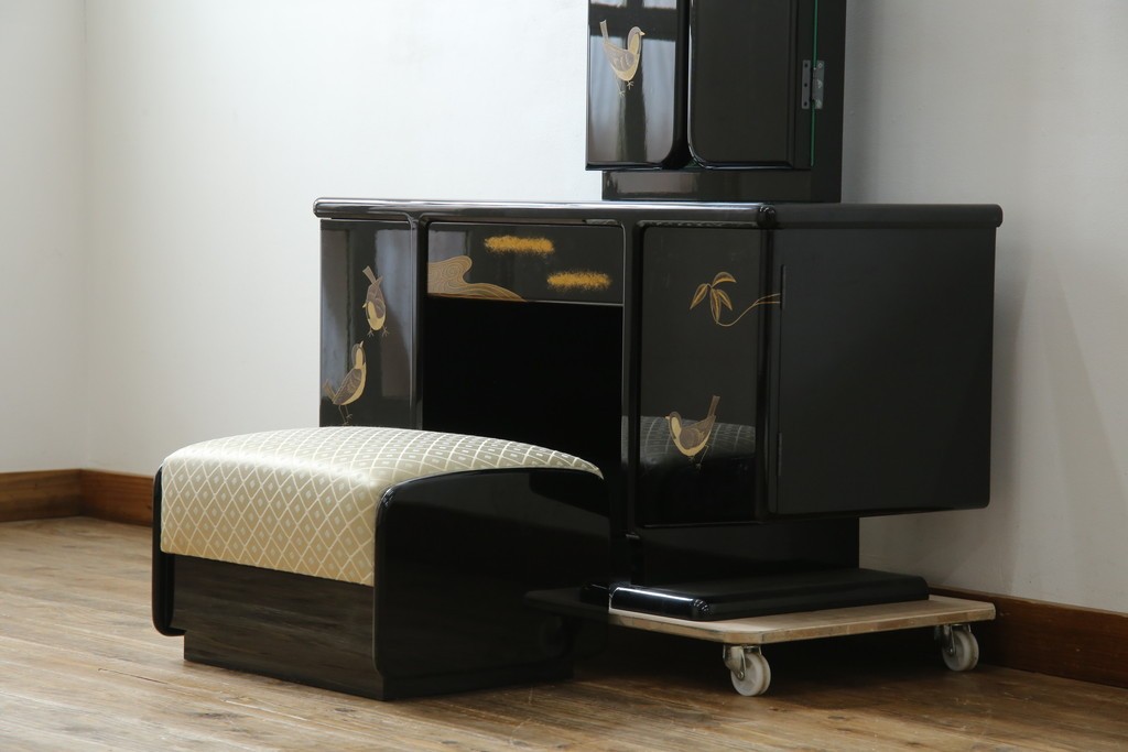 中古　美品　輪島塗り　花に雀の図が描かれた三面鏡台とスツールのセット　定価約180万円　(R-085780)