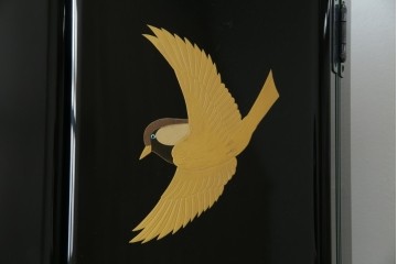 中古　美品　輪島塗り　花に雀の図が描かれた三面鏡台とスツールのセット　定価約180万円　(R-085780)