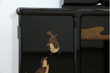 中古　美品　輪島塗り　花に雀の図が描かれた三面鏡台とスツールのセット　定価約180万円　(R-085780)