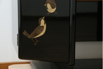 中古　美品　輪島塗り　花に雀の図が描かれた三面鏡台とスツールのセット　定価約180万円　(R-085780)