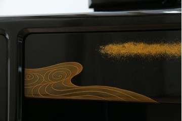 中古　美品　輪島塗り　花に雀の図が描かれた三面鏡台とスツールのセット　定価約180万円　(R-085780)