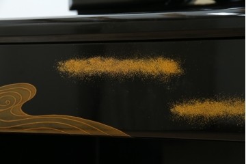 中古　美品　輪島塗り　花に雀の図が描かれた三面鏡台とスツールのセット　定価約180万円　(R-085780)