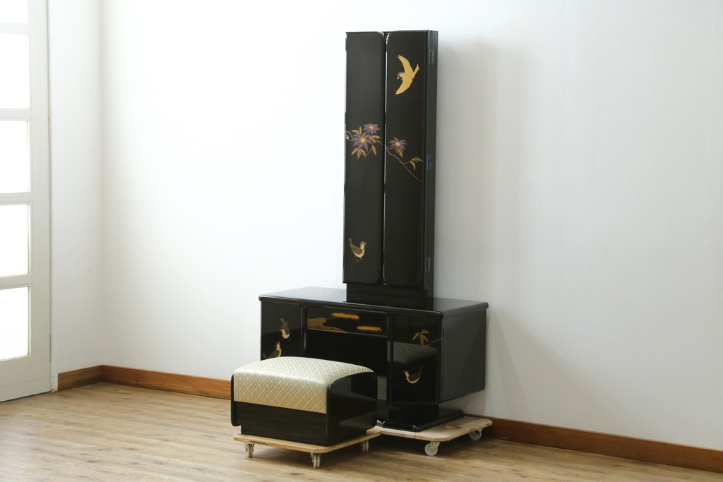 中古　美品　輪島塗り　花に雀の図が描かれた三面鏡台とスツールのセット　定価約180万円　(R-085780)