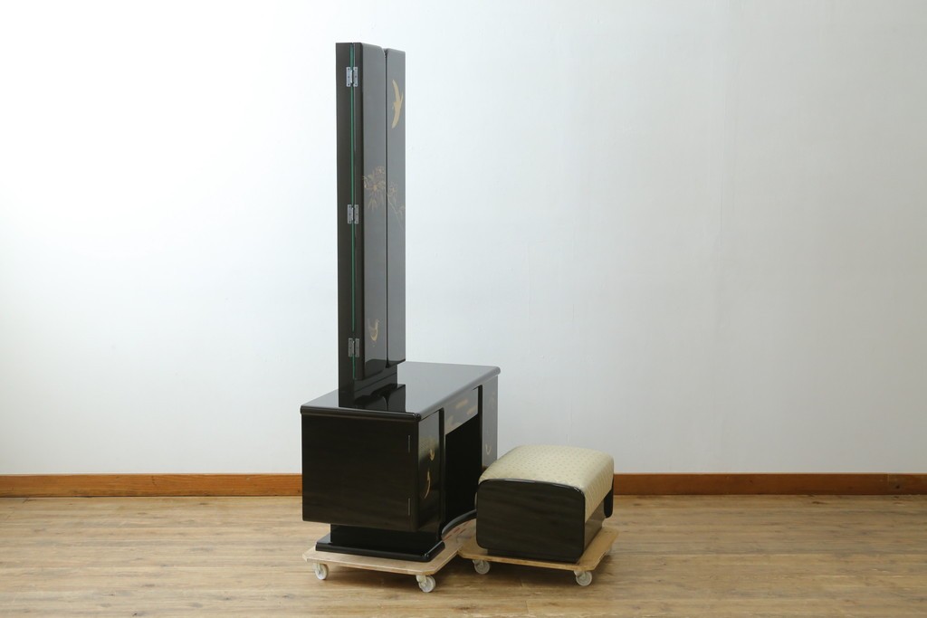 中古　美品　輪島塗り　花に雀の図が描かれた三面鏡台とスツールのセット　定価約180万円　(R-085780)