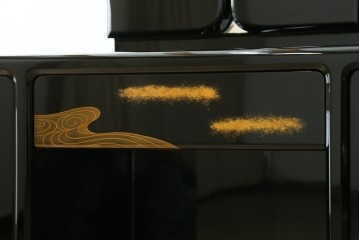 中古　美品　輪島塗り　花に雀の図が描かれた三面鏡台とスツールのセット　定価約180万円　(R-085780)