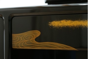 中古　美品　輪島塗り　花に雀の図が描かれた三面鏡台とスツールのセット　定価約180万円　(R-085780)