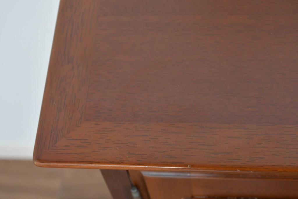 中古　美品　希少な廃番品　maruni(マルニ木工)　地中海ロイヤルシリーズ(ROYAL)　ゴールドの取手と面取り加工が上品なサイドボード　定価30万円相当　(R-085782)