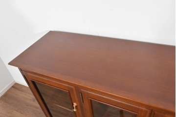 中古　美品　希少な廃番品　maruni(マルニ木工)　地中海ロイヤルシリーズ(ROYAL)　ゴールドの取手と面取り加工が上品なサイドボード　定価30万円相当　(R-085782)