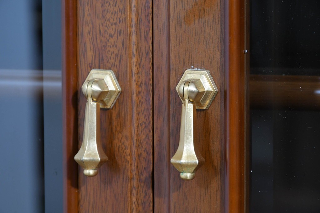 中古　美品　希少な廃番品　maruni(マルニ木工)　地中海ロイヤルシリーズ(ROYAL)　ゴールドの取手と面取り加工が上品なサイドボード　定価30万円相当　(R-085782)