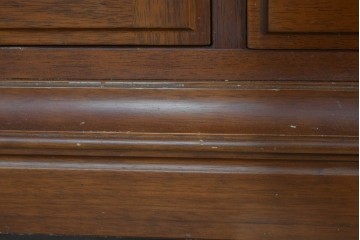 中古　美品　希少な廃番品　maruni(マルニ木工)　地中海ロイヤルシリーズ(ROYAL)　ゴールドの取手と面取り加工が上品なサイドボード　定価30万円相当　(R-085782)