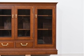 中古　美品　希少な廃番品　maruni(マルニ木工)　地中海ロイヤルシリーズ(ROYAL)　ゴールドの取手と面取り加工が上品なサイドボード　定価30万円相当　(R-085782)