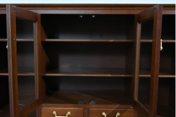 中古　美品　希少な廃番品　maruni(マルニ木工)　地中海ロイヤルシリーズ(ROYAL)　ゴールドの取手と面取り加工が上品なサイドボード　定価30万円相当　(R-085782)