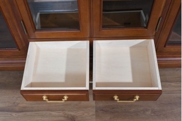 中古　美品　希少な廃番品　maruni(マルニ木工)　地中海ロイヤルシリーズ(ROYAL)　ゴールドの取手と面取り加工が上品なサイドボード　定価30万円相当　(R-085782)