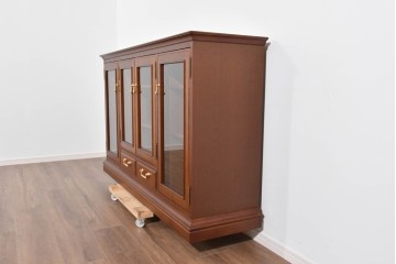 中古　美品　希少な廃番品　maruni(マルニ木工)　地中海ロイヤルシリーズ(ROYAL)　ゴールドの取手と面取り加工が上品なサイドボード　定価30万円相当　(R-085782)