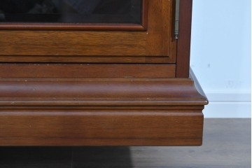 中古　美品　希少な廃番品　maruni(マルニ木工)　地中海ロイヤルシリーズ(ROYAL)　ゴールドの取手と面取り加工が上品なサイドボード　定価30万円相当　(R-085782)