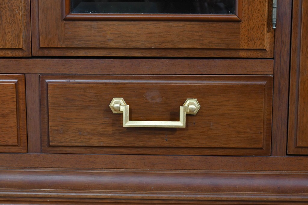 中古　美品　希少な廃番品　maruni(マルニ木工)　地中海ロイヤルシリーズ(ROYAL)　ゴールドの取手と面取り加工が上品なサイドボード　定価30万円相当　(R-085782)