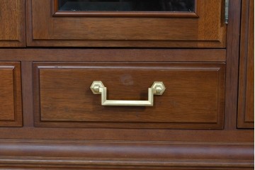 中古　美品　希少な廃番品　maruni(マルニ木工)　地中海ロイヤルシリーズ(ROYAL)　ゴールドの取手と面取り加工が上品なサイドボード　定価30万円相当　(R-085782)