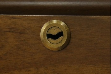 中古　職人手作り　高級品　府中家具　重厚な意匠のプレジデントデスク　定価推定約40万円　(R-085784)