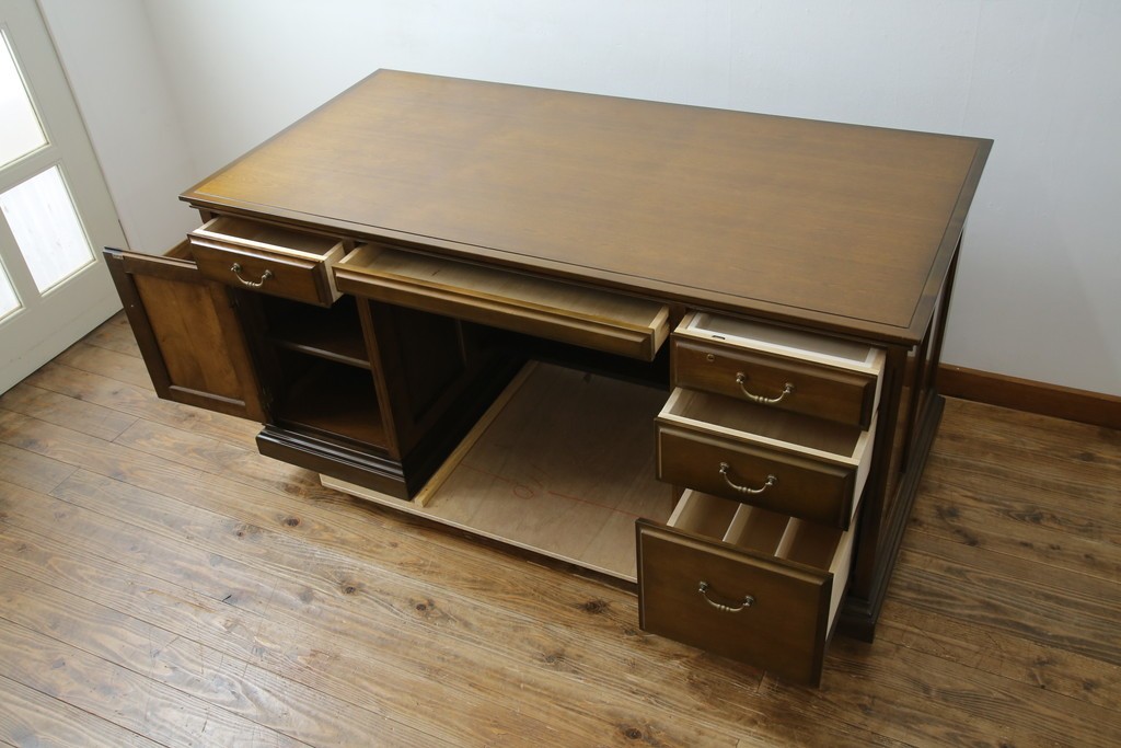 中古　職人手作り　高級品　府中家具　重厚な意匠のプレジデントデスク　定価推定約40万円　(R-085784)