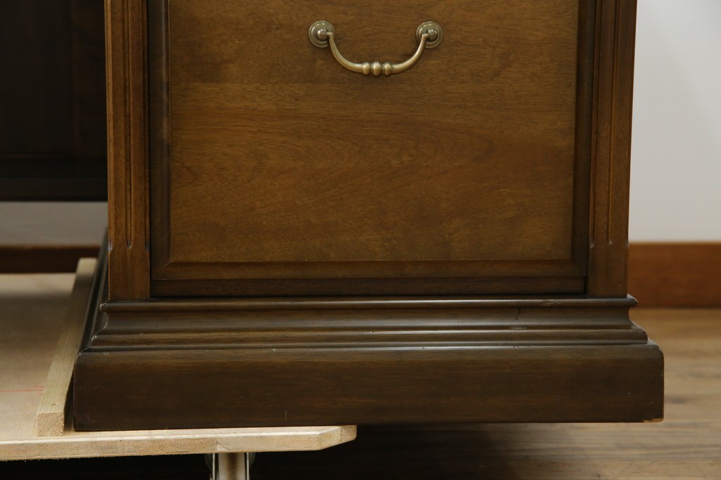 中古　職人手作り　高級品　府中家具　重厚な意匠のプレジデントデスク　定価推定約40万円　(R-085784)