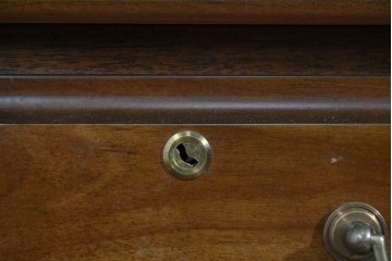 中古　職人手作り　高級品　府中家具　重厚な意匠のプレジデントデスク　定価推定約40万円　(R-085784)