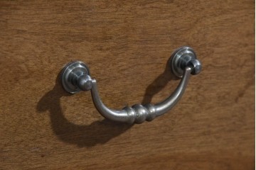 中古　職人手作り　高級品　府中家具　重厚な意匠のプレジデントデスク　定価推定約40万円　(R-085784)