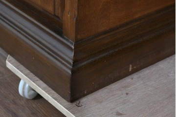 中古　職人手作り　高級品　府中家具　重厚な意匠のプレジデントデスク　定価推定約40万円　(R-085784)