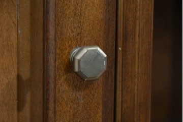 中古　職人手作り　高級品　府中家具　重厚な意匠のプレジデントデスク　定価推定約40万円　(R-085784)