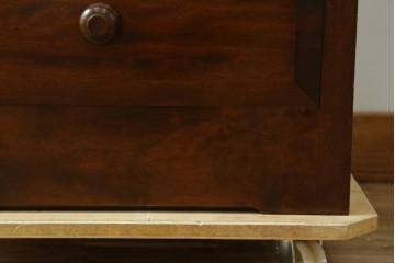 中古　美品　松本民芸家具　端正な箱型フォルムと深みのある色合いが魅力の四段チェスト　定価約16万円　(R-085786)