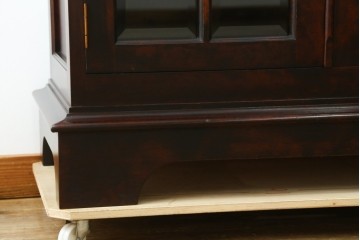 中古　美品　九州民芸家具　格子入りガラス扉が印象的な落ち着きのあるブックケース　定価約70万円　(R-085787)