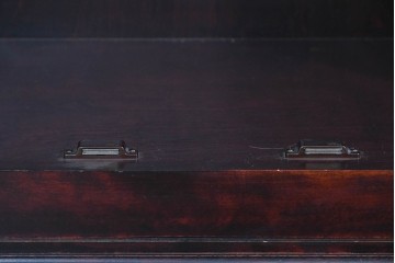 中古　美品　九州民芸家具　格子入りガラス扉が印象的な落ち着きのあるブックケース　定価約70万円　(R-085787)