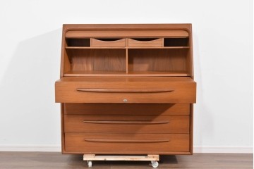 《台輪取り付け加工費込み》デンマークヴィンテージ　ベルンハルト・ペダーセン(Bernh.Pedersen&Son)社　チーク材　蛇腹タイプのシャッター扉が特徴のライティングビューロー　(R-085788)