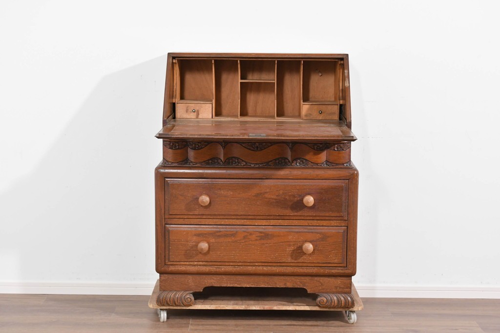 イギリスアンティーク　オーク材　手の込んだ彫刻装飾が印象的なレザートップのライティングビューロー　(R-085789)