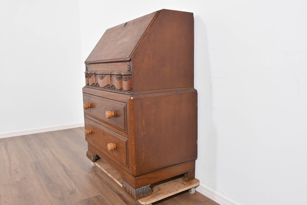 イギリスアンティーク　オーク材　手の込んだ彫刻装飾が印象的なレザートップのライティングビューロー　(R-085789)