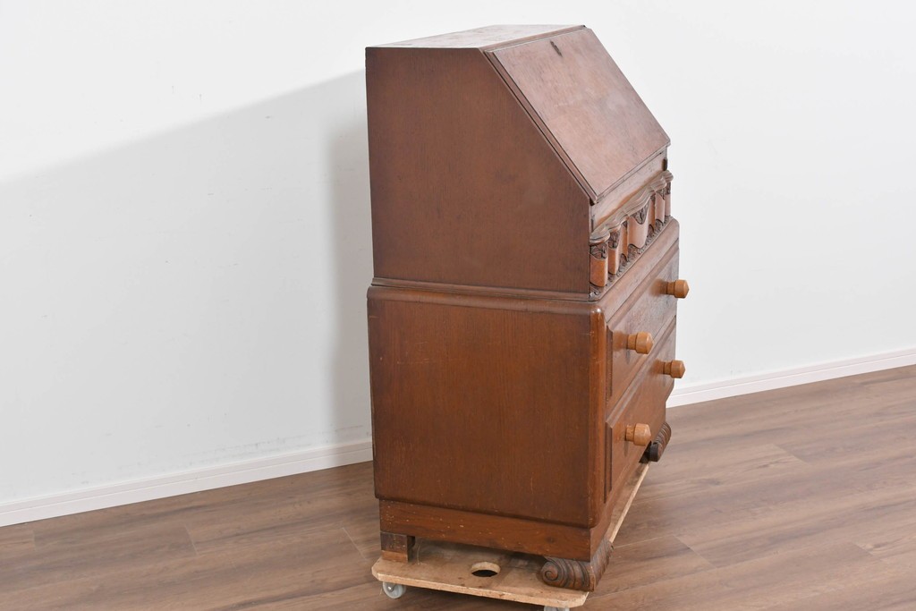 イギリスアンティーク　オーク材　手の込んだ彫刻装飾が印象的なレザートップのライティングビューロー　(R-085789)