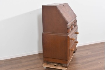 イギリスアンティーク　オーク材　手の込んだ彫刻装飾が印象的なレザートップのライティングビューロー　(R-085789)