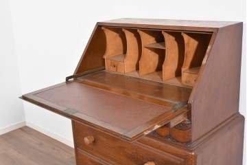 イギリスアンティーク　オーク材　手の込んだ彫刻装飾が印象的なレザートップのライティングビューロー　(R-085789)