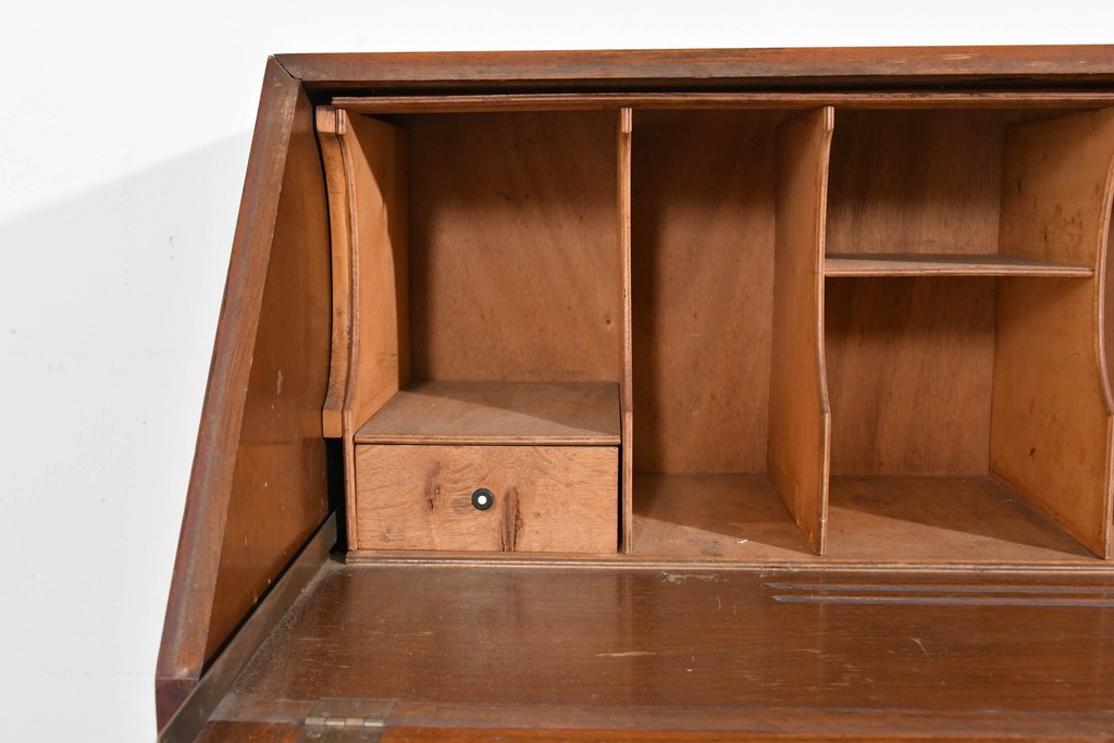 イギリスアンティーク　オーク材　手の込んだ彫刻装飾が印象的なレザートップのライティングビューロー　(R-085789)