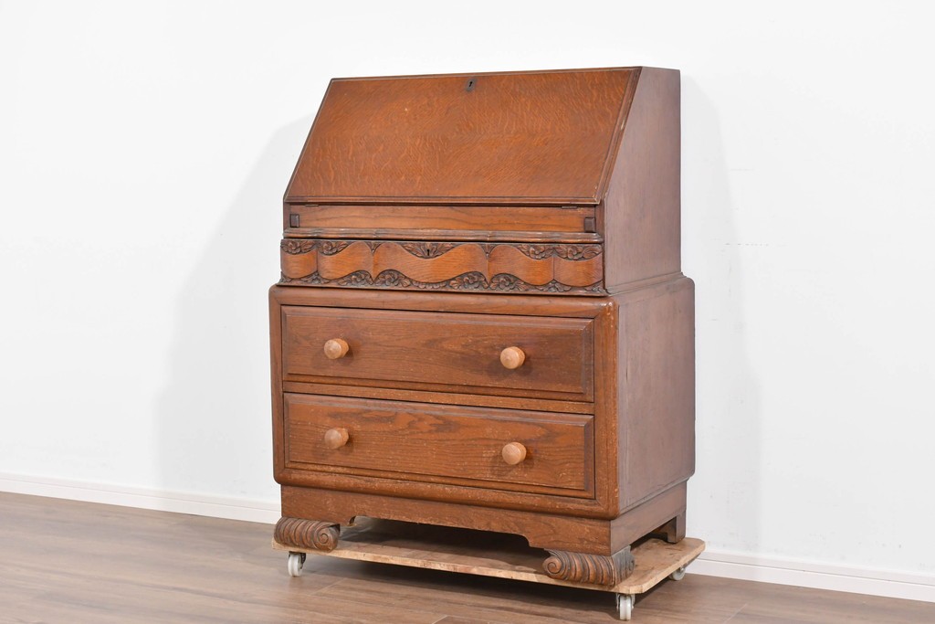 イギリスアンティーク　オーク材　手の込んだ彫刻装飾が印象的なレザートップのライティングビューロー　(R-085789)