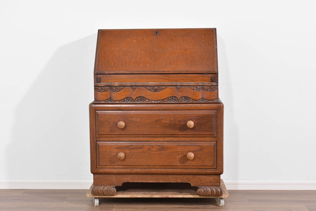 イギリスアンティーク　オーク材　手の込んだ彫刻装飾が印象的なレザートップのライティングビューロー　(R-085789)