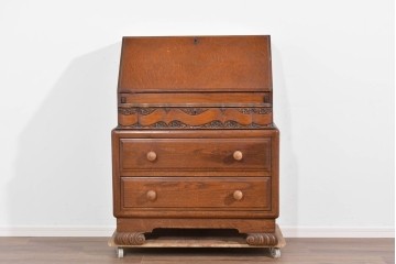 イギリスアンティーク　オーク材　手の込んだ彫刻装飾が印象的なレザートップのライティングビューロー　(R-085789)