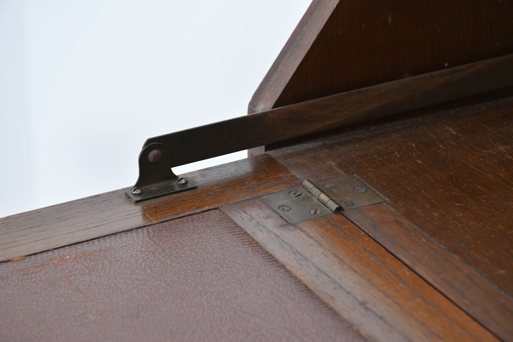 イギリスアンティーク　オーク材　手の込んだ彫刻装飾が印象的なレザートップのライティングビューロー　(R-085789)