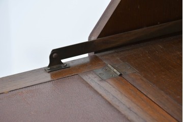 イギリスアンティーク　オーク材　手の込んだ彫刻装飾が印象的なレザートップのライティングビューロー　(R-085789)