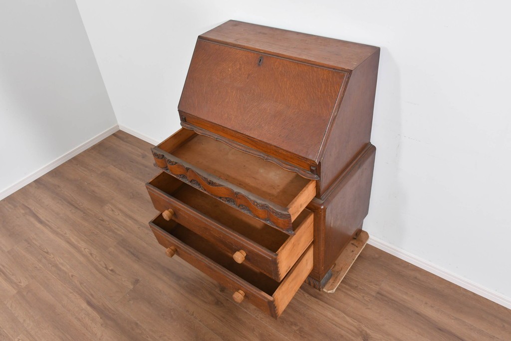 イギリスアンティーク　オーク材　手の込んだ彫刻装飾が印象的なレザートップのライティングビューロー　(R-085789)