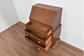 イギリスアンティーク　オーク材　手の込んだ彫刻装飾が印象的なレザートップのライティングビューロー　(R-085789)