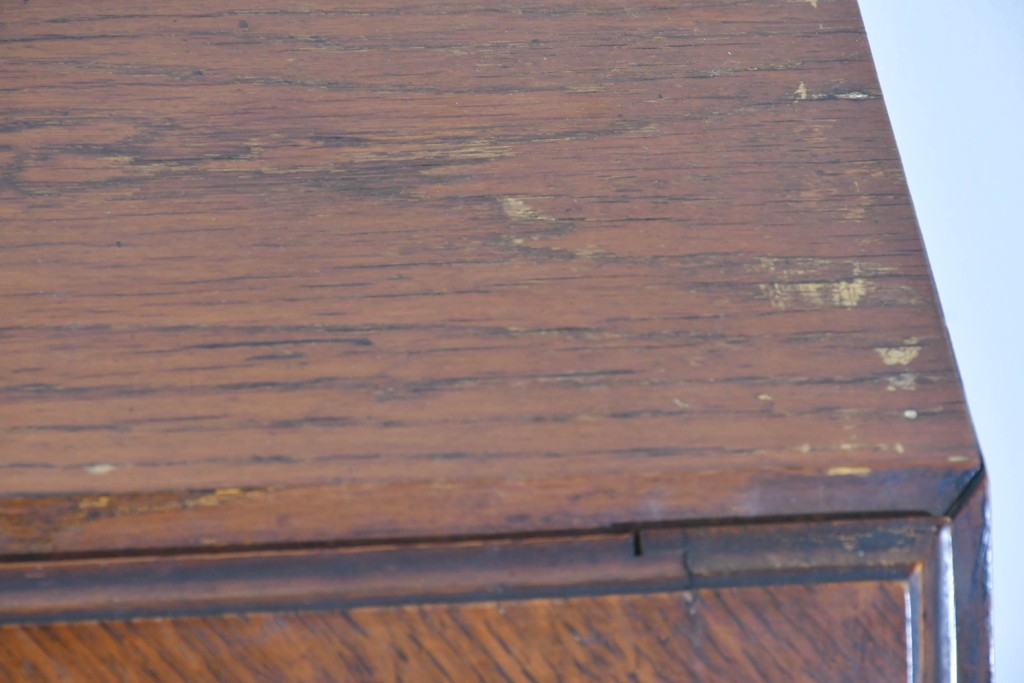 イギリスアンティーク　オーク材　手の込んだ彫刻装飾が印象的なレザートップのライティングビューロー　(R-085789)